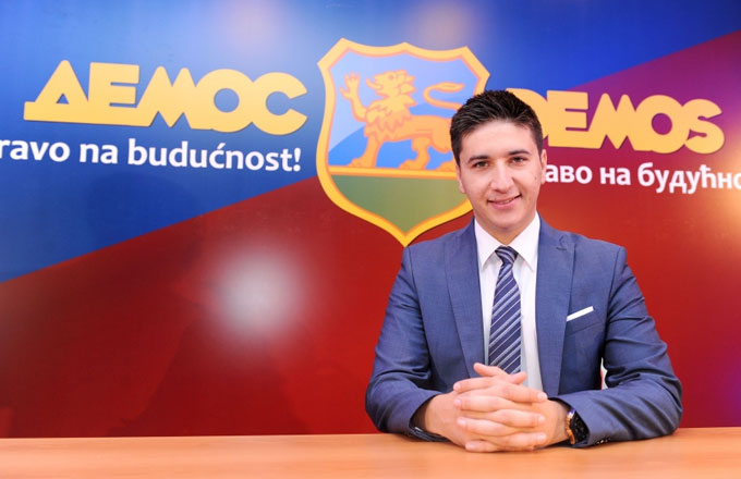 Na sceni je 